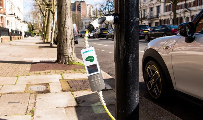 В Британии электромобили теперь можно заряжать от уличных фонарей 
