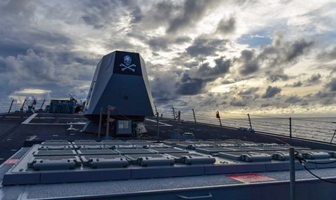 Почему боевой эсминец ВМС США время от времени плавает под пиратским флагом 