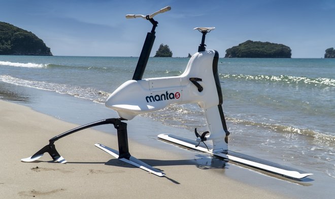 Велосипед на подводных крыльях Manta5 позволит гонять по воде на скорости 20 км/ч 