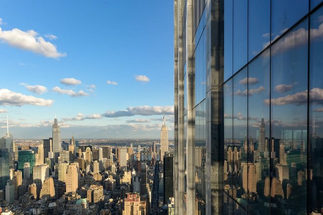 На Манхэттене завершено строительство гигантского небоскреба площадью с городской квартал 