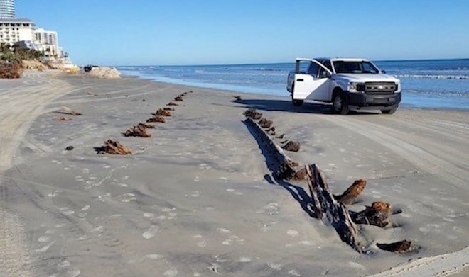 На пляже во Флориде обнаружили остатки неизвестного 30-метрового объекта 
