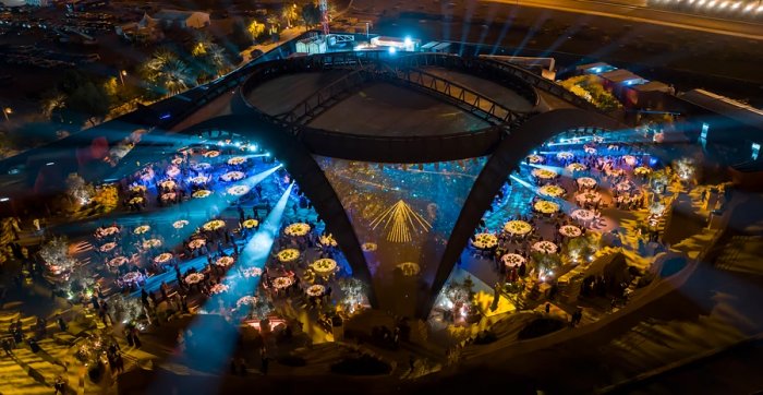 В Саудовской Аравии возвели гигантский временный шатер из 300 тонн бетона 