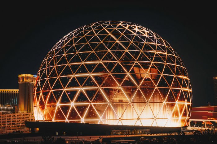 Самый большой сферический экран в мире стал центром роскошного светового шоу 