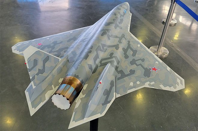 На «Армии-2023» показали масштабный макет Су-75 «Checkmate» 