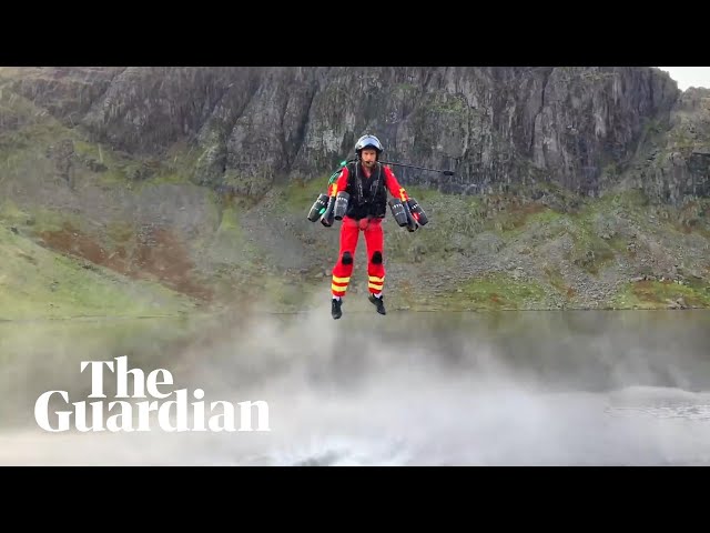 Британские спасатели тестируют мощные джетпаки для помощи пострадавшим в горах 