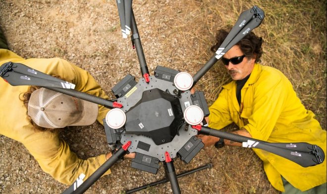 Пожарные США сражаются с огнем с помощью дронов-бомбардиров 