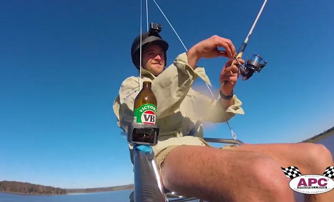 В Австралии инженер-самоучка отправился на рыбалку верхом на дроне 